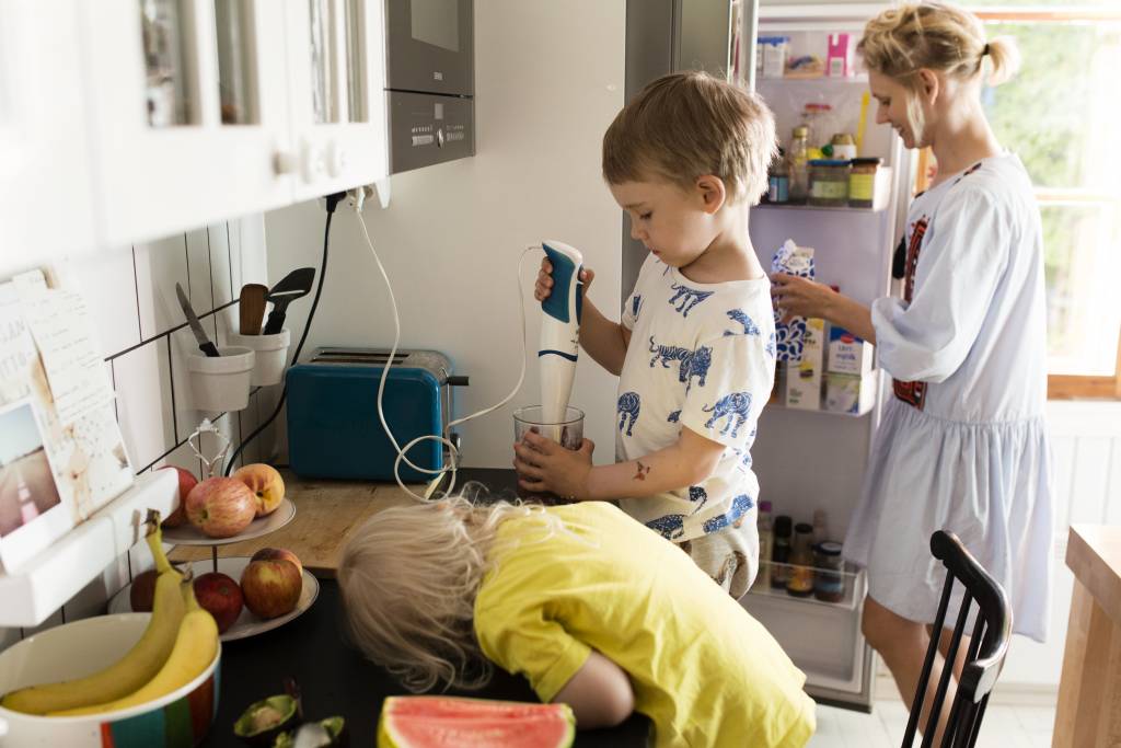 Vaasan: Yhteisen iltahetken puolesta, Käpylässä Malliuksen perheessä. Kuvassa Uljas katsoo veljeään Oivaa, kun hän tekee smoothieta. Taustalla äiti Mira.