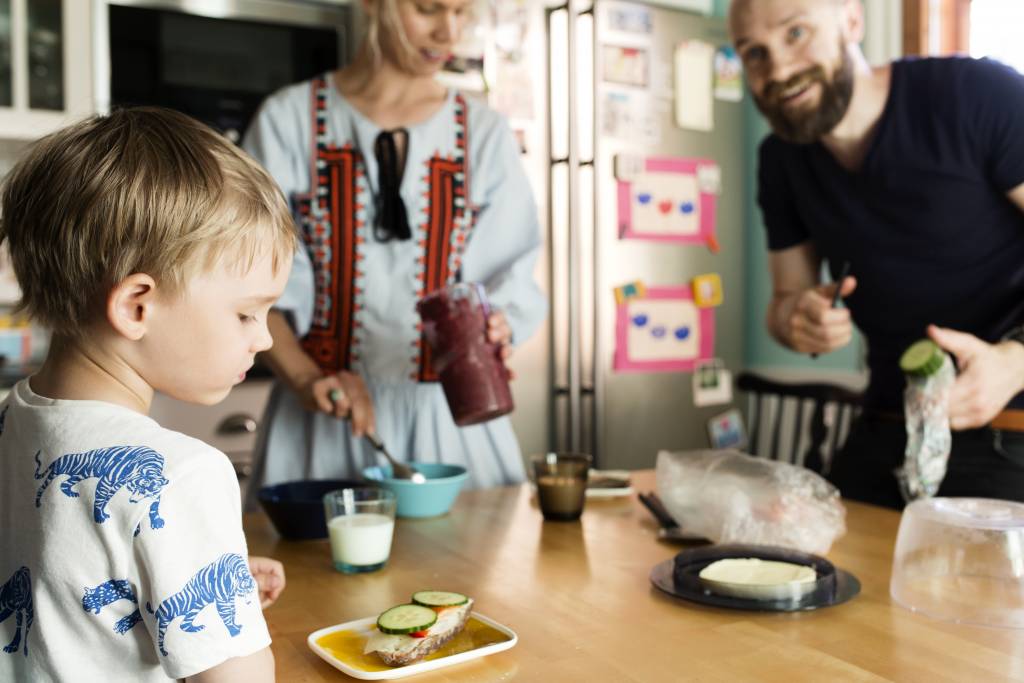 Vaasan: Yhteisen iltahetken puolesta, Käpylässä Malliuksen perheessä. Kuvassa Uljas (vas), MIra ja Timo iltapalalla.