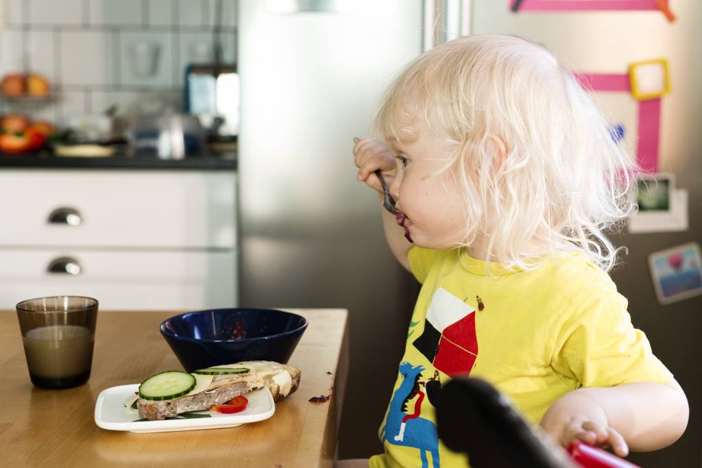 Vaasan: Yhteisen iltahetken puolesta, Käpylässä Malliuksen perheessä. Kuvassa Uljas iltapalalla.