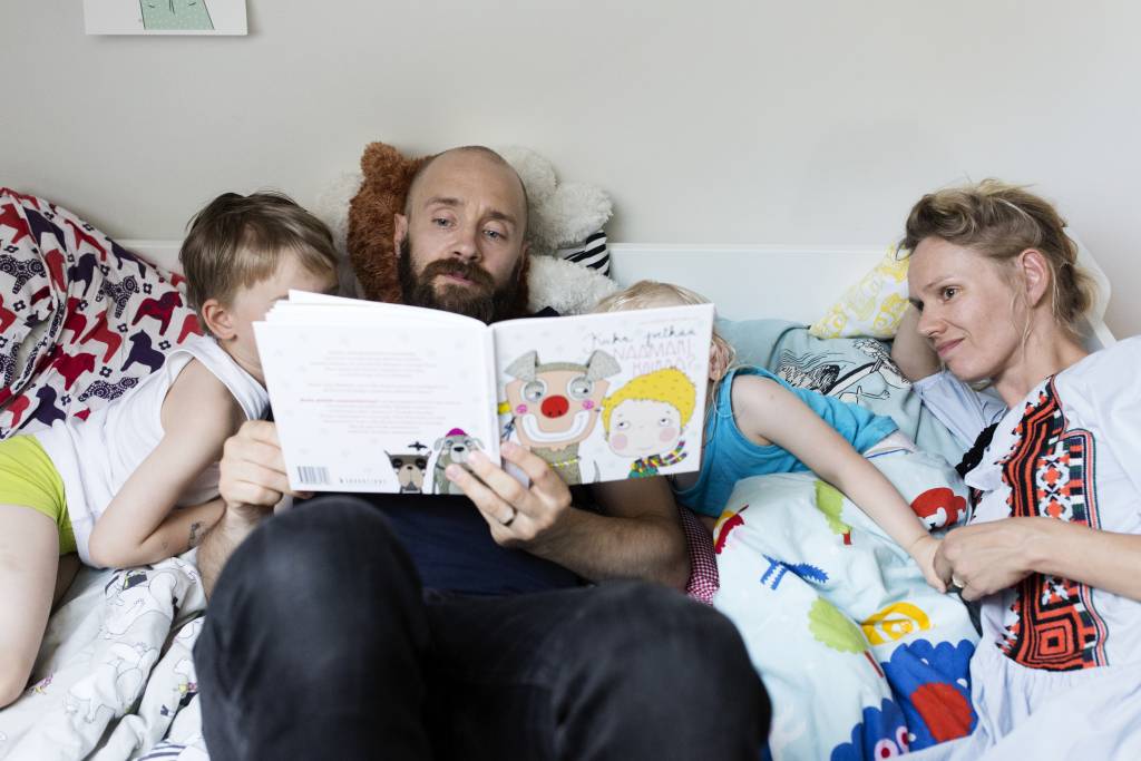 Vaasan: Yhteisen iltahetken puolesta, Käpylässä Malliuksen perheessä. Kuvassa Oiva (vas.), Timo, Uljas ja Mira kuuntelemassa iltasatua.